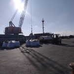Bongkar-muat-mangkupadi-dengan-crane Bongkar-muat-mangkupadi-dengan-crane